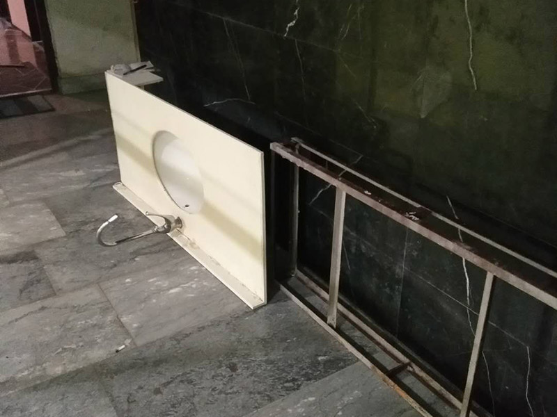 浴室洗面盆拆除安裝：1、首先檢查墻體是否實芯，不能裝在空心墻體上，因為空心墻拉力不夠，用不了就會爛掉。 2、按選定的孔位，用沖擊鉆在墻面上打孔，將掛墻配件中的膨脹管裝入孔中，再用自攻螺釘將主柜與墻面鎖緊。 3、主柜安裝完畢后，再把臺盆放入，調(diào)節(jié)放平。 4、側(cè)柜、置物架安裝方法同主柜。 5、化妝鏡安裝：按化妝鏡背孔安裝規(guī)格在墻面打孔，裝入膨脹管，然后把螺釘擰入膨脹管到適合深度，掛上浴鏡。 6、連接好進出水，并檢查密閉性，清理現(xiàn)場。