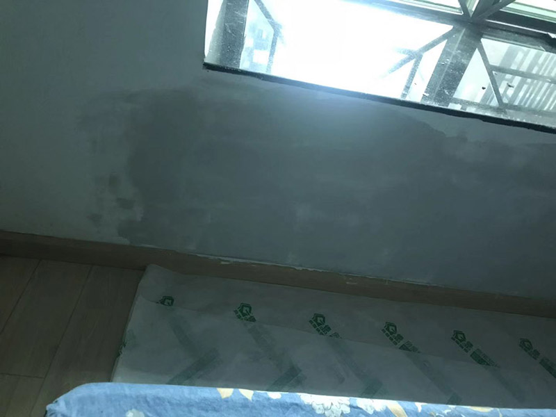 墻面局部補(bǔ)膩子：1、墻面基本干燥，基層含水率不得大于10%。   2、抹灰作業(yè)已全部完成，過墻管道、洞口、陰陽角處理完畢，為確保墻面干燥，各種穿墻孔應(yīng)提前抹灰找平。  3、門、窗、玻璃要提前安裝完畢。 4、地面施工及管道安裝完畢。   5、將墻體空鼓、裂縫修補(bǔ)到位后，再進(jìn)行膩子施工。裂縫處理方法，用抗裂砂漿將寬100mm的無紡布粘貼在裂縫上，每邊搭接50mm，外面抹抗裂砂漿。  刮膩子時不要污染地面，門窗、玻璃等以完成的分部分項工程。刮膩子完成后要妥善保護(hù)，不得磕碰污染墻面。 