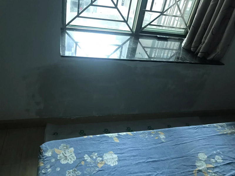 墻面局部補(bǔ)膩子：1、墻面基本干燥，基層含水率不得大于10%。   2、抹灰作業(yè)已全部完成，過墻管道、洞口、陰陽角處理完畢，為確保墻面干燥，各種穿墻孔應(yīng)提前抹灰找平。  3、門、窗、玻璃要提前安裝完畢。 4、地面施工及管道安裝完畢。   5、將墻體空鼓、裂縫修補(bǔ)到位后，再進(jìn)行膩子施工。裂縫處理方法，用抗裂砂漿將寬100mm的無紡布粘貼在裂縫上，每邊搭接50mm，外面抹抗裂砂漿。  刮膩子時不要污染地面，門窗、玻璃等以完成的分部分項工程。刮膩子完成后要妥善保護(hù)，不得磕碰污染墻面。 