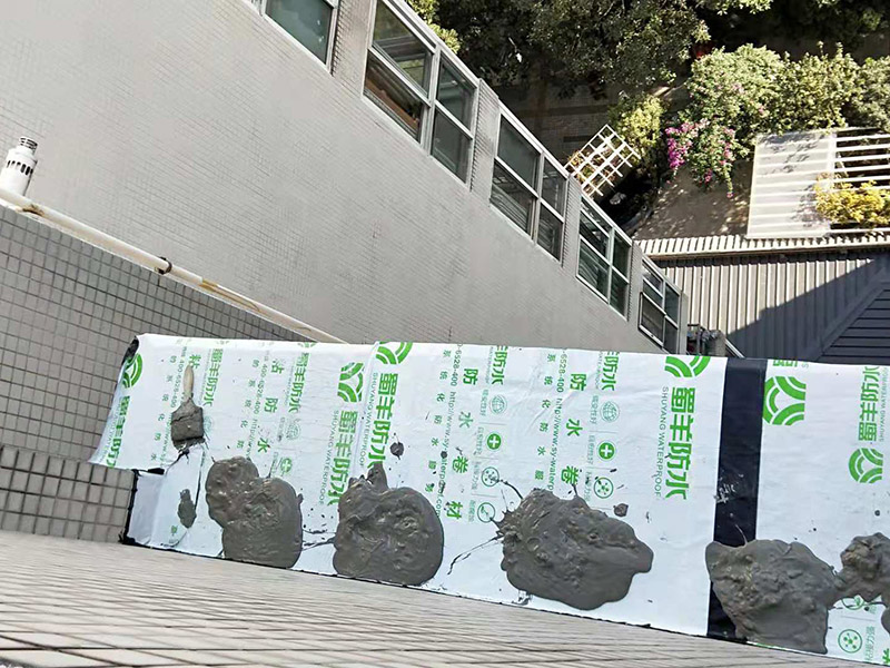 窗戶臺防水維修：(1)清理窗框周邊，查找滲漏縫隙，分析滲漏原因; (2)對于墻體內(nèi)部存在空穴的部位，根據(jù)具體情況考慮化學(xué)灌漿或填充其它彈性防水材料; (3)清理縫隙表面，其表面不應(yīng)有油污，浮塵等隔離物; (4)在窗框周邊縫隙內(nèi)嵌填彈性密封材料; (5)試水檢驗(yàn)防水效果。 主要是在窗戶的外面做防水處理，一般是墻面上批刮耐水膩?zhàn)印⑺⒎浪苛?。?dāng)然，如果事先做一下基礎(chǔ)防水的話，那么防水的效果會更好了。