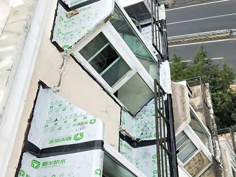 窗戶臺防水維修：(1)清理窗框周邊，查找滲漏縫隙，分析滲漏原因; (2)對于墻體內(nèi)部存在空穴的部位，根據(jù)具體情況考慮化學(xué)灌漿或填充其它彈性防水材料; (3)清理縫隙表面，其表面不應(yīng)有油污，浮塵等隔離物; (4)在窗框周邊縫隙內(nèi)嵌填彈性密封材料; (5)試水檢驗(yàn)防水效果。 主要是在窗戶的外面做防水處理，一般是墻面上批刮耐水膩?zhàn)印⑺⒎浪苛?。?dāng)然，如果事先做一下基礎(chǔ)防水的話，那么防水的效果會更好了。