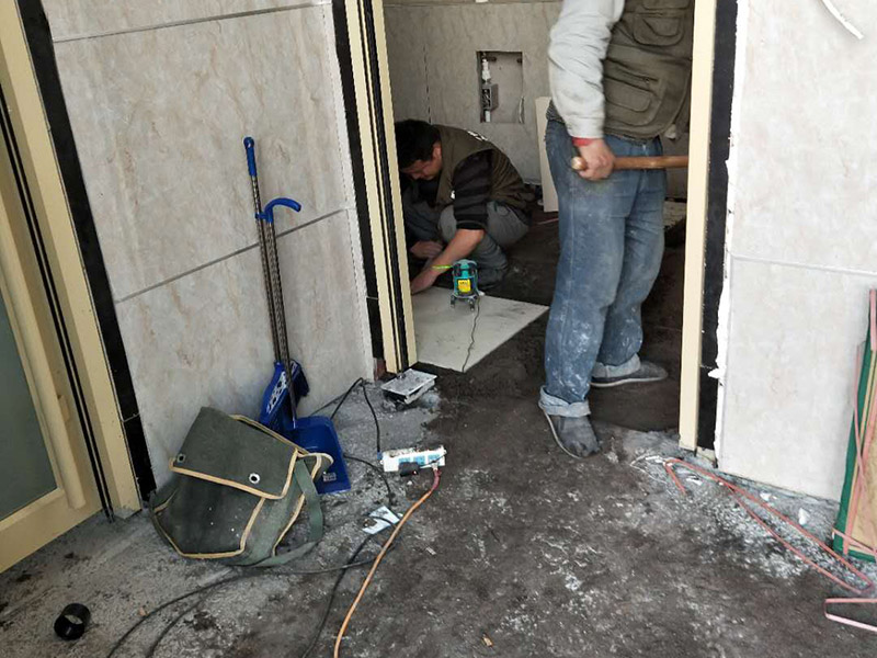 公廁貼磚維修：基層處理：應(yīng)全部清理墻面上的各類污物，打掃干凈現(xiàn)場，特別是腳落里。 批墻、墻面找平：用泥刀先批墻，后用水泥漿找平。這個工序很重要，確保底子平，防止貼后空鼓。 刷防水涂料：墻面要刷防水涂料，防止貼后浸水，一般高度不低于1.8米，刷的時候會稍高一些。 找水平基準(zhǔn)線：根據(jù)設(shè)計鋪貼圖樣的要求，確定排磚方案，用墨斗彈線，以減少施工損耗。 粘結(jié)劑上墻：把剛剛攪拌好的粘結(jié)劑漿料均勻的刮到墻上。 瓷磚上墻將經(jīng)過預(yù)先清潔的瓷磚平整地鋪貼在粘結(jié)劑漿料基層上，使用橡膠錘將瓷磚拍實鋪平。施工過程中，可小幅度轉(zhuǎn)動瓷磚，使?jié){料與瓷磚背面充分接觸。專家建議在鋪貼時，隨機取下已鋪貼于基層上的瓷磚作檢查。確保漿料與瓷磚背面的充分接觸。 留縫大小調(diào)整根據(jù)瓷磚的尺寸，在磚與磚之間預(yù)留相應(yīng)尺寸的縫隙留待嵌縫?？捎醚篮灥认裙潭ǎ辰Y(jié)劑具有一定的可調(diào)整性，可對留縫的大小進(jìn)行調(diào)整。