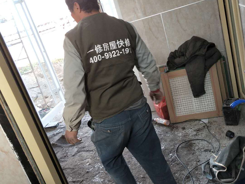 公廁貼磚維修：基層處理：應(yīng)全部清理墻面上的各類污物，打掃干凈現(xiàn)場，特別是腳落里。 批墻、墻面找平：用泥刀先批墻，后用水泥漿找平。這個工序很重要，確保底子平，防止貼后空鼓。 刷防水涂料：墻面要刷防水涂料，防止貼后浸水，一般高度不低于1.8米，刷的時候會稍高一些。 找水平基準(zhǔn)線：根據(jù)設(shè)計鋪貼圖樣的要求，確定排磚方案，用墨斗彈線，以減少施工損耗。 粘結(jié)劑上墻：把剛剛攪拌好的粘結(jié)劑漿料均勻的刮到墻上。 瓷磚上墻將經(jīng)過預(yù)先清潔的瓷磚平整地鋪貼在粘結(jié)劑漿料基層上，使用橡膠錘將瓷磚拍實鋪平。施工過程中，可小幅度轉(zhuǎn)動瓷磚，使?jié){料與瓷磚背面充分接觸。專家建議在鋪貼時，隨機取下已鋪貼于基層上的瓷磚作檢查。確保漿料與瓷磚背面的充分接觸。 留縫大小調(diào)整根據(jù)瓷磚的尺寸，在磚與磚之間預(yù)留相應(yīng)尺寸的縫隙留待嵌縫?？捎醚篮灥认裙潭ǎ辰Y(jié)劑具有一定的可調(diào)整性，可對留縫的大小進(jìn)行調(diào)整。