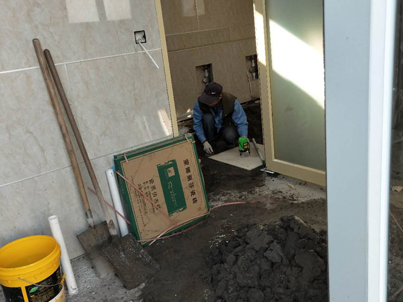 公廁貼磚維修：基層處理：應(yīng)全部清理墻面上的各類污物，打掃干凈現(xiàn)場，特別是腳落里。 批墻、墻面找平：用泥刀先批墻，后用水泥漿找平。這個工序很重要，確保底子平，防止貼后空鼓。 刷防水涂料：墻面要刷防水涂料，防止貼后浸水，一般高度不低于1.8米，刷的時候會稍高一些。 找水平基準(zhǔn)線：根據(jù)設(shè)計鋪貼圖樣的要求，確定排磚方案，用墨斗彈線，以減少施工損耗。 粘結(jié)劑上墻：把剛剛攪拌好的粘結(jié)劑漿料均勻的刮到墻上。 瓷磚上墻將經(jīng)過預(yù)先清潔的瓷磚平整地鋪貼在粘結(jié)劑漿料基層上，使用橡膠錘將瓷磚拍實鋪平。施工過程中，可小幅度轉(zhuǎn)動瓷磚，使?jié){料與瓷磚背面充分接觸。專家建議在鋪貼時，隨機取下已鋪貼于基層上的瓷磚作檢查。確保漿料與瓷磚背面的充分接觸。 留縫大小調(diào)整根據(jù)瓷磚的尺寸，在磚與磚之間預(yù)留相應(yīng)尺寸的縫隙留待嵌縫?？捎醚篮灥认裙潭?，粘結(jié)劑具有一定的可調(diào)整性，可對留縫的大小進(jìn)行調(diào)整。