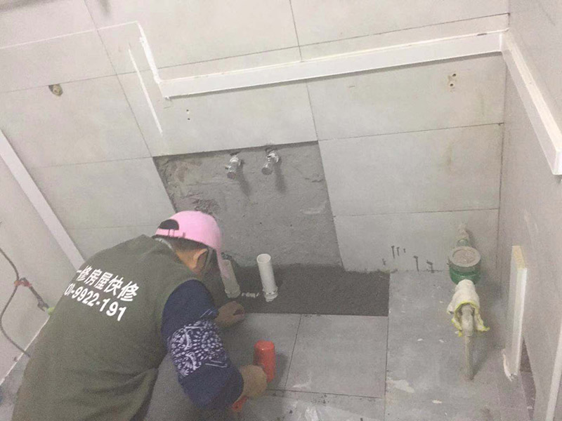 馬桶地面貼磚：干鋪法是將沙子和水泥按照3：1的比例混合后兌少量的水，使水泥和沙子混合到可以用手攥成團(tuán)的黏稠度。將混合好的沙子水泥鋪在地面上，用一個(gè)平板把表面摸平。在瓷磚背面抹上黏稠度非常高的水泥，把瓷磚放到地面上，用橡皮錘敲實(shí)就完成了,主要用于地面瓷磚的鋪裝。 濕鋪法，是將沙子和水泥按照2：1的比例混合后兌水和好，水的量要多一些，使沙子和水泥的黏稠度高一些。然后涂抹到用水浸泡好的瓷磚背面貼到墻面上。濕鋪發(fā)主要應(yīng)用與墻面。