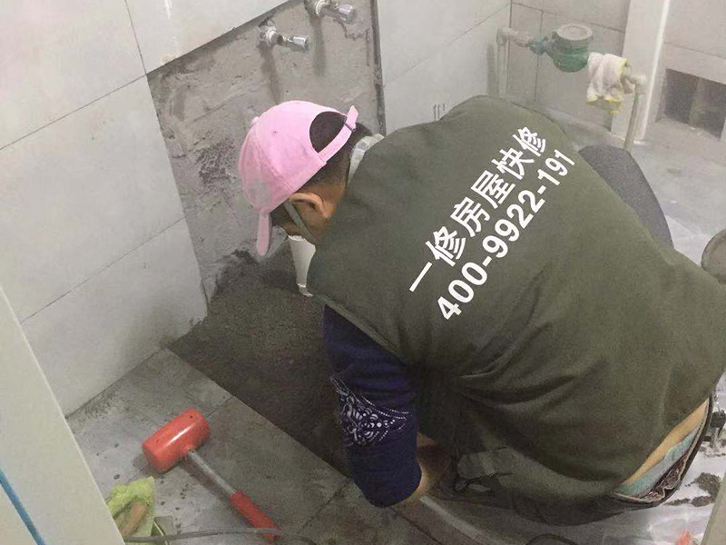 馬桶地面貼磚：干鋪法是將沙子和水泥按照3：1的比例混合后兌少量的水，使水泥和沙子混合到可以用手攥成團(tuán)的黏稠度。將混合好的沙子水泥鋪在地面上，用一個(gè)平板把表面摸平。在瓷磚背面抹上黏稠度非常高的水泥，把瓷磚放到地面上，用橡皮錘敲實(shí)就完成了,主要用于地面瓷磚的鋪裝。 濕鋪法，是將沙子和水泥按照2：1的比例混合后兌水和好，水的量要多一些，使沙子和水泥的黏稠度高一些。然后涂抹到用水浸泡好的瓷磚背面貼到墻面上。濕鋪發(fā)主要應(yīng)用與墻面。