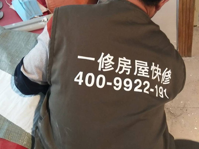 局部墻面補(bǔ)膩?zhàn)樱汗文佔(zhàn)訉?duì)不同的墻體有著不同的要求，像比較常見(jiàn)的混凝土的墻面，會(huì)出現(xiàn)一些氣孔與鼓起的現(xiàn)象，所以就要先把墻面修平整掉，磨平凸起處，填補(bǔ)凹陷處。 基層做好處理后，墻面還是會(huì)有一些凹陷的地方，這個(gè)時(shí)候就可以用石膏膩?zhàn)觼?lái)補(bǔ)平。將石膏膩?zhàn)訅簩?shí)凹陷處，橫抹豎起的地方再重新刮一遍，這樣來(lái)確保墻面的平整。 墻面上可能會(huì)有油污等這些東西，所以需要涂刷一下火堿水溶液，不過(guò)在涂刷時(shí)一定要注意，一邊涂刷一邊就要拿清水清洗墻面，這樣不僅可以加快一點(diǎn)速度，而且效果也好。 刮膩?zhàn)又埃瑖娝⒁槐檎辰Y(jié)劑，就可以開(kāi)始刮膩?zhàn)恿?。在刮膩?zhàn)拥臅r(shí)候注意，避免留下浮膩?zhàn)右约肮魏?，防止膩?zhàn)由险瓷匣覊m、砂礫等雜物，然后按照規(guī)范刮就可以了。 第一遍膩?zhàn)庸瓮旰?，仔?xì)檢查看看墻面還有沒(méi)有問(wèn)題，等到膩?zhàn)油晖耆赏钢?，用?xì)砂紙仔細(xì)地打磨一遍，如果還是有凹陷的情況，那么就用膩?zhàn)釉僖淮芜M(jìn)行修補(bǔ)找平。