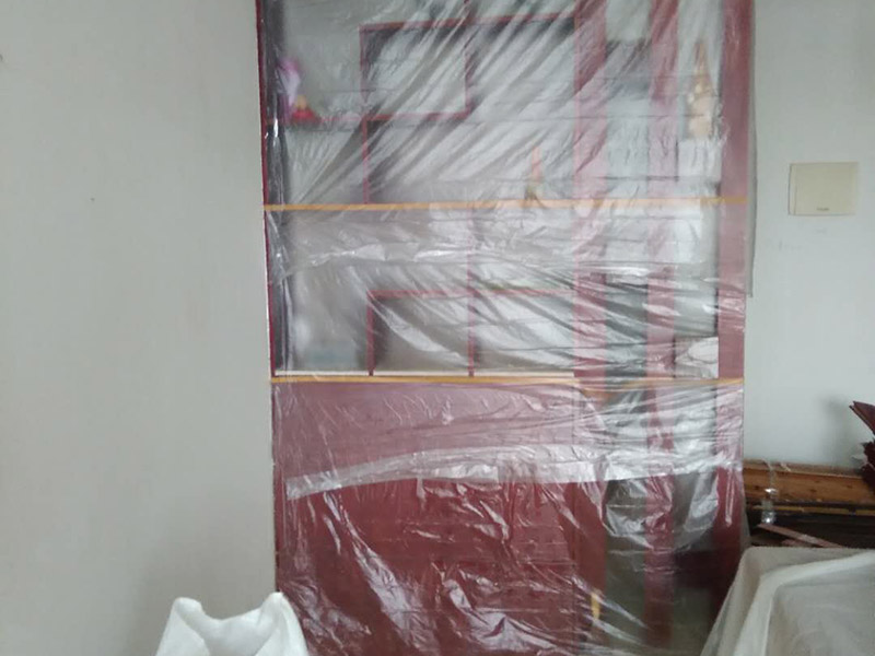 家具拆除，墻面補(bǔ)石膏：1、壓力灌漿法：空氣壓縮機(jī)將粘合劑灌人磚墻裂縫內(nèi)，將開裂的墻重新粘合在一起。  2、外力修補(bǔ)法：將原有的縫隙打開，用彈性膩?zhàn)有扪a(bǔ)，或者是使用的確良布整粘。  3、到市場上購買一些油漆專用的亞麻布，將亞麻布用白膠貼至墻體，然后待干透后涂上水泥漆，這樣的話，可以保證墻體不再有裂縫，也可以起到堅(jiān)固墻體的作用。  4、將墻體表面的保溫板去掉，或者是把墻體表面的水泥去掉，在外面安裝一層石膏板最后在上面做乳膠漆。但此種方法工程耗量大，也有一定的難度。  5、大面積的裂縫，將開裂的墻面基底做出一個(gè)&ldquo;U&rdquo;形狀，對基底進(jìn)行修補(bǔ)，最后掛上鋼絲網(wǎng)就可以了。