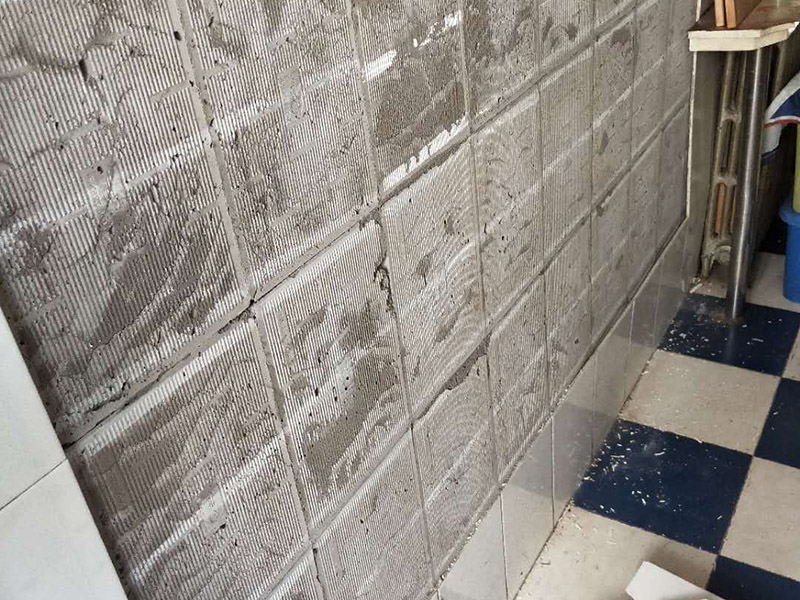 墻磚修補(bǔ)維修：1、如果只是瓷磚脫落，砂漿留在墻、地面上沒有松動，解決辦法就是將瓷磚背面和側(cè)面殘留的砂漿刮干凈，然后在瓷磚背面涂上一層均勻的砂漿，并按回原位。如果砂漿和瓷磚一起掉落，處理辦法就是先在墻、地面基礎(chǔ)面上鑿些毛坑，然后在基礎(chǔ)面上一層砂漿，然后將瓷磚壓上去，直至瓷磚固定在上面。 2、瓷磚脫落一般都是因為鋪設(shè)時用普通水泥砂漿來粘合，水泥砂漿的粘結(jié)力比較低而且特別容易受環(huán)境因素影響，經(jīng)常會有瓷磚空鼓甚至脫落現(xiàn)象。如果出現(xiàn)這樣的現(xiàn)象最好換用粘結(jié)力強(qiáng)，具有防水性的瓷磚膠。專用的瓷磚膠不會受環(huán)境影響，非常實用而且價格不貴。