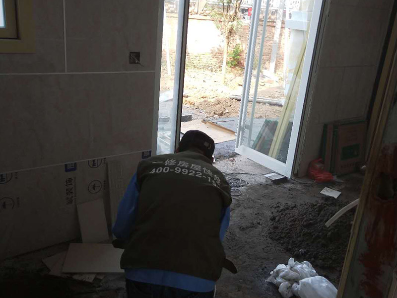 地面貼磚：1、地板磚鋪貼之基層處理 在進(jìn)行地面鋪設(shè)瓷磚前，首選需要將地面清理干凈，保持地面的平整和干凈，因此，我們需要對地面進(jìn)行找平處理，保證地板磚鋪貼基層的平整，然后需要將地面的雜物和灰塵清理干凈，地面不能有凹凸不平的地方，有的話需要將其填平。 2、 地板磚鋪貼之彈線 地磚在鋪貼之前需要設(shè)好彈線，彈線的主要作用就是對于地板磚鋪貼的區(qū)域進(jìn)行規(guī)劃，在貼瓷磚之前，需要在四周的墻面彈出標(biāo)高控制線，保證瓷磚與鋪貼的高度一致。 3、 地板磚鋪貼之預(yù)鋪 在瓷磚進(jìn)行預(yù)鋪之前，需按照裝修風(fēng)格和用戶喜好選擇合適的瓷磚磚，同時(shí)按照設(shè)計(jì)選擇合適的地板磚的款式、顏色等，選擇沒有缺陷的地板磚進(jìn)行預(yù)鋪，在預(yù)鋪的時(shí)候需要對地板磚的組合、顏色、尺寸進(jìn)行調(diào)整，以達(dá)到最佳組合效果。 4 浸水處理 在貼瓷磚時(shí)候需要注意對瓷磚進(jìn)行浸水處理，確保瓷磚背面濕潤，正面干燥，然后按照瓷磚磚鋪貼要求調(diào)和水泥比例，在鋪貼的時(shí)候可以用橡皮錘敲擊瓷磚表面，幫助達(dá)到平整要求。 5、地板磚鋪貼之勾縫 在不同區(qū)域內(nèi)鋪貼的瓷磚，它的勾縫時(shí)間也不想聽，通常情況在瓷磚鋪貼完成之后24小時(shí)內(nèi)進(jìn)行清理勾縫，在將地板磚縫隙之間的雜質(zhì)清理干凈之后，在用專業(yè)的填縫劑進(jìn)行勾縫處理。 6 地板磚鋪貼之清理 在地板磚鋪貼的時(shí)候就，我們就要一邊鋪貼一邊清理，而在鋪貼完成之后需要用棉紗等對地面瓷磚進(jìn)行整體的清理。