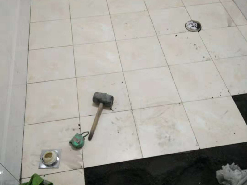 衛(wèi)生間貼磚：基層處理：應(yīng)全部清理墻面上的各類污物，打掃干凈現(xiàn)場(chǎng)，特別是腳落里。 批墻、墻面找平：用泥刀先批墻，后用水泥漿找平。這個(gè)工序很重要，確保底子平，防止貼后空鼓。 刷防水涂料：墻面要刷防水涂料，防止貼后浸水，一般高度不低于1.8米，刷的時(shí)候會(huì)稍高一些。 找水平基準(zhǔn)線：根據(jù)設(shè)計(jì)鋪貼圖樣的要求，確定排磚方案，用墨斗彈線，以減少施工損耗。 粘結(jié)劑上墻：把剛剛攪拌好的粘結(jié)劑漿料均勻的刮到墻上。 瓷磚上墻將經(jīng)過(guò)預(yù)先清潔的瓷磚平整地鋪貼在粘結(jié)劑漿料基層上，使用橡膠錘將瓷磚拍實(shí)鋪平。施工過(guò)程中，可小幅度轉(zhuǎn)動(dòng)瓷磚，使?jié){料與瓷磚背面充分接觸。專家建議在鋪貼時(shí)，隨機(jī)取下已鋪貼于基層上的瓷磚作檢查。確保漿料與瓷磚背面的充分接觸。 留縫大小調(diào)整根據(jù)瓷磚的尺寸，在磚與磚之間預(yù)留相應(yīng)尺寸的縫隙留待嵌縫。可用牙簽等先固定，粘結(jié)劑具有一定的可調(diào)整性，可對(duì)留縫的大小進(jìn)行調(diào)整。