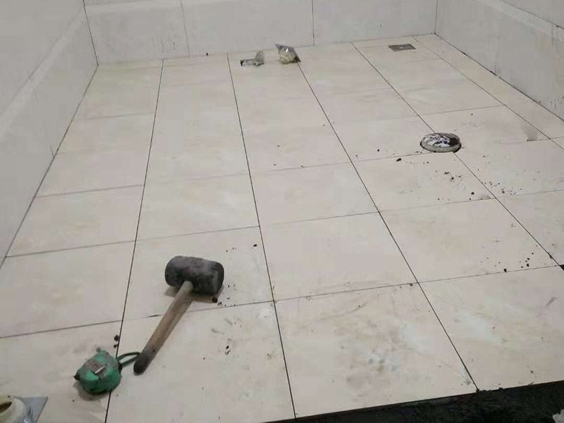 衛(wèi)生間貼磚：基層處理：應(yīng)全部清理墻面上的各類污物，打掃干凈現(xiàn)場(chǎng)，特別是腳落里。 批墻、墻面找平：用泥刀先批墻，后用水泥漿找平。這個(gè)工序很重要，確保底子平，防止貼后空鼓。 刷防水涂料：墻面要刷防水涂料，防止貼后浸水，一般高度不低于1.8米，刷的時(shí)候會(huì)稍高一些。 找水平基準(zhǔn)線：根據(jù)設(shè)計(jì)鋪貼圖樣的要求，確定排磚方案，用墨斗彈線，以減少施工損耗。 粘結(jié)劑上墻：把剛剛攪拌好的粘結(jié)劑漿料均勻的刮到墻上。 瓷磚上墻將經(jīng)過(guò)預(yù)先清潔的瓷磚平整地鋪貼在粘結(jié)劑漿料基層上，使用橡膠錘將瓷磚拍實(shí)鋪平。施工過(guò)程中，可小幅度轉(zhuǎn)動(dòng)瓷磚，使?jié){料與瓷磚背面充分接觸。專家建議在鋪貼時(shí)，隨機(jī)取下已鋪貼于基層上的瓷磚作檢查。確保漿料與瓷磚背面的充分接觸。 留縫大小調(diào)整根據(jù)瓷磚的尺寸，在磚與磚之間預(yù)留相應(yīng)尺寸的縫隙留待嵌縫?？捎醚篮灥认裙潭?，粘結(jié)劑具有一定的可調(diào)整性，可對(duì)留縫的大小進(jìn)行調(diào)整。