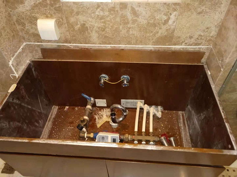 浴室柜拆除維修：（1）確認(rèn)好浴室柜的安裝位置：在鋪地磚和墻磚前，就要確認(rèn)好浴室柜的安裝位置，由于安裝浴室柜是要在墻上打孔的，還需要進(jìn)水孔和排水孔的，一旦安裝后一般不能移動(dòng)位置的，所以確認(rèn)好浴室柜的安裝位置是安裝前的必備條件。（2）購(gòu)買浴室柜時(shí)要根據(jù)安裝位置確認(rèn)浴室柜的形狀和大小：浴室柜的位置確定后，只能根據(jù)安裝位置來定浴室柜的形狀和大小。（3）認(rèn)準(zhǔn)水管的管線圖和電線的線路圖：安裝時(shí)要在墻上用沖氣鉆打孔，所以安裝前確認(rèn)管線圖和線路圖至關(guān)重要，如果打破水管或電線線路圖就要撬開部分墻磚，造成不必要的損失。