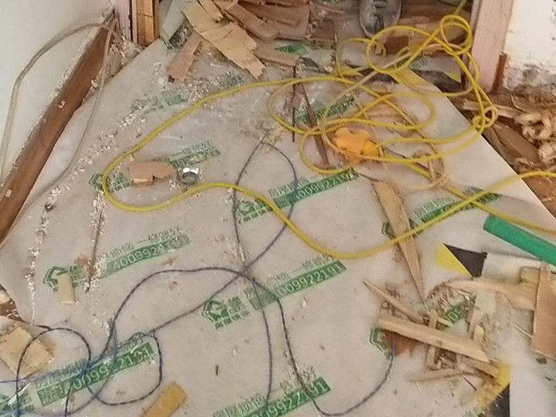 房屋整體拆除：1、室內拆除改造工程拆除總的流程是從上至下拆除，我們都知道在拆除過程中由于造成的噪音與粉塵污染較為嚴重，因此合理安排各工序剔除順序是尤為重要的。另外我們應嚴格執(zhí)行由上而下的工作程序，拆除室內天棚和隔墻前要求外窗封閉。防止噪音與粉塵外溢保護周圍環(huán)境不受到污染，具體工程順序為室內門拆除&rarr;燈具拆除&rarr;吊頂拆除&rarr;隔墻拆除&rarr;乳膠漆工程&rarr;隔斷工程&rarr;吊頂工程。 2、頂、墻、地拆除時石膏板、鋁扣板吊頂拆除要安順序一塊一塊拆掉;隔墻拆除時嚴禁采用掏掘或推倒的方法，我們應該要用手錘一塊一塊拆。燈具拆除前首先由水電專業(yè)工人斷掉水電總閘，將潔具、燈具、散熱器拆除，在拆除燈具前將線頭用絕緣膠布包好以防漏電。拆除門、門套時由木工將木門及窗簾桿用螺絲刀然后用撬桿將門套等拆除。