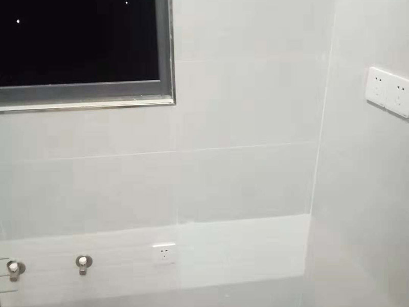 插座開關(guān)安裝：在安裝時先對開關(guān)插座底盒進(jìn)行清潔，特別是將盒內(nèi)的灰塵雜質(zhì)清理干凈，并用濕布將盒內(nèi)殘存灰塵擦除。這樣做可預(yù)防特殊雜質(zhì)影響電路使用的情況。 二、電源線處理； 將盒內(nèi)甩出的導(dǎo)線留出維修長度，然后削出線芯，注意不要碰傷線芯。將導(dǎo)線按順時針方向盤繞在開關(guān)或插座對應(yīng)的接線柱上，然后旋緊壓頭，要求線芯不得外露。 三、插座三線接線方法； 火線接入開關(guān)2個孔中的一個A標(biāo)記，再從另一個孔中接出絕緣線接入下面的插座3個孔中的L孔內(nèi)接牢。零線直接接入插座3個孔中的N孔內(nèi)接牢。地線直接接入插座3個孔中的E孔內(nèi)接牢。若零線與地線錯接，使用電器時會出現(xiàn)跳閘現(xiàn)象。 四、開關(guān)插座固定安裝； 先將盒子內(nèi)甩出的導(dǎo)線由塑料臺的出線孔中穿出，再把塑料臺緊貼于墻面用螺絲固定在盒子上。固定好后，將導(dǎo)線按各自的位置從開關(guān)插座的線孔中穿出，按接線要求將導(dǎo)線壓牢。 最后將開關(guān)或插座貼于塑料臺上，找正并用螺絲固定牢，蓋上裝飾板。