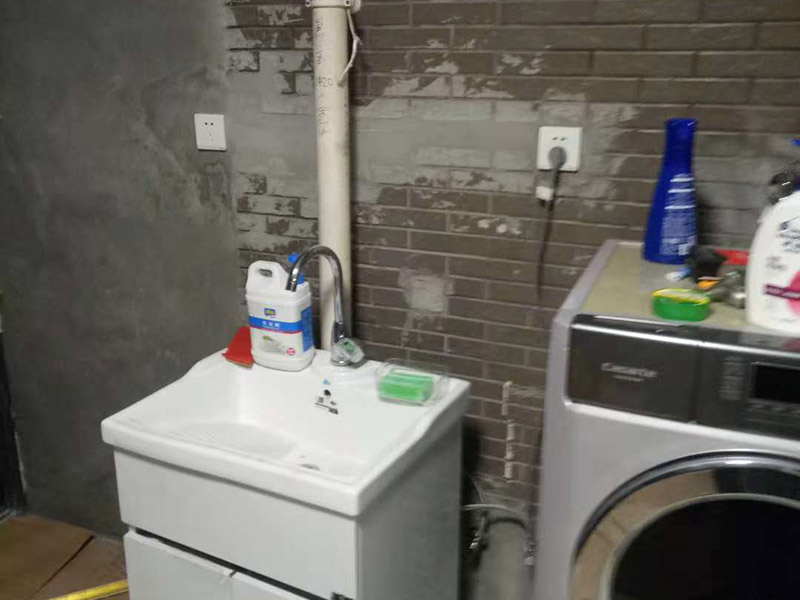 插座開關(guān)安裝：在安裝時先對開關(guān)插座底盒進(jìn)行清潔，特別是將盒內(nèi)的灰塵雜質(zhì)清理干凈，并用濕布將盒內(nèi)殘存灰塵擦除。這樣做可預(yù)防特殊雜質(zhì)影響電路使用的情況。 二、電源線處理； 將盒內(nèi)甩出的導(dǎo)線留出維修長度，然后削出線芯，注意不要碰傷線芯。將導(dǎo)線按順時針方向盤繞在開關(guān)或插座對應(yīng)的接線柱上，然后旋緊壓頭，要求線芯不得外露。 三、插座三線接線方法； 火線接入開關(guān)2個孔中的一個A標(biāo)記，再從另一個孔中接出絕緣線接入下面的插座3個孔中的L孔內(nèi)接牢。零線直接接入插座3個孔中的N孔內(nèi)接牢。地線直接接入插座3個孔中的E孔內(nèi)接牢。若零線與地線錯接，使用電器時會出現(xiàn)跳閘現(xiàn)象。 四、開關(guān)插座固定安裝； 先將盒子內(nèi)甩出的導(dǎo)線由塑料臺的出線孔中穿出，再把塑料臺緊貼于墻面用螺絲固定在盒子上。固定好后，將導(dǎo)線按各自的位置從開關(guān)插座的線孔中穿出，按接線要求將導(dǎo)線壓牢。 最后將開關(guān)或插座貼于塑料臺上，找正并用螺絲固定牢，蓋上裝飾板。