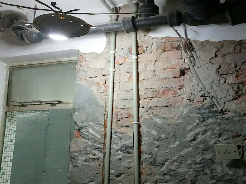 衛(wèi)生間水管安裝：（1）如今的水管一般都有冷熱水管，主要為了使用的便捷性，它們的對應路線要分開，不能距離太近，淋浴水管高度在1.8-2.1米之間，實際的高度和用戶的身高有關。 （2）規(guī)劃衛(wèi)生間水管安裝時候，盡量按照水管走頂不走地的原則，同時有將各冷，熱水出水水口必須放置水平位置，注意左熱右涼的細節(jié)。 （3）將管路鋪設成橫平堅直的外形，布局走向要以科學合理為標準，管卡位置和管道坡度要嚴格安裝國家的規(guī)定來。 （4）各類閥門安裝的位置要以平正和精準為準則，冷，熱水管要入墻，開槽時要檢查槽的深度，冷熱水管不能同槽。