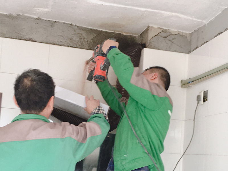 墻面打穿墻孔：1. 水泥墻打孔的方法 1)  在墻面固定擱板有好幾種方法：窄一點的能夠先在墻上釘上木條，通常的紅磚墻面能夠直接用水泥鋼釘釘入，假如是混凝土墻面</a>就先要用電錘打孔然后用木楔敲入孔內(nèi)再釘上木條，接下來即是把擱板固定在木便條上面，不和再用其它木板跟木便條鑲平再釘上飾面板刷上油漆。 2)  但佳固定在墻角上也即是說在兩面墻的交接處這么多了一個支撐點比較健壯擱板也能適當?shù)膶捯稽c。還有即是你說的先在墻面上開槽再把木板插進去旁邊的縫隙再用水泥填滿，這種方法的承重力比較大但是槽要開得深一點。通常來講這種擱板的寬度不宜超越三十公分并且佳做成上下崎嶇狀或階梯狀這么既漂亮又健壯。假如想當書桌就必須要有支撐了。