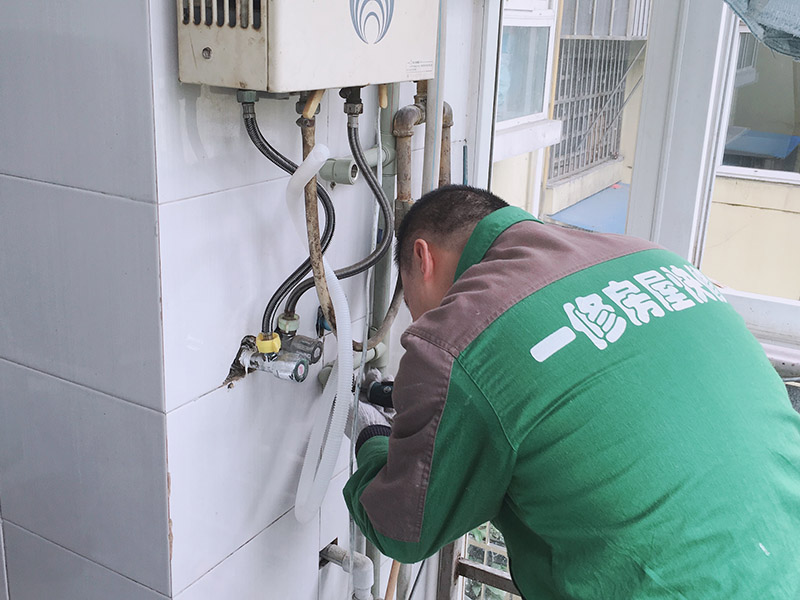 暗管改明管：水管走明管就是在裝?修的時候?qū)⑺苈懵对谕狻Ｐl(wèi)生間水管走明管更加直觀，假如日后水管出現(xiàn)質(zhì)量問題，可以及時會發(fā)現(xiàn)，更利于維修更換，而且維修起來不用大動干戈，沒有那么費事。 但這就會很大程度上會影響整體美觀程度，長時間裸露在外的水管很容易沾滿污漬，甚至會長青苔，需要經(jīng)常清理比較麻煩。而且將水管安裝外面非常容易損壞，尤其是塑料水管在冬天很容易凍裂。角鋼支架的長時間受潮難免生銹，影響美觀。   水管走暗管就是水管的安裝是隱藏在墻壁內(nèi)部，只有水龍頭和接頭處是露出來的。水管隱藏在墻壁內(nèi)，而且可以采用人造大理石等材料來裝飾外部，這樣就確保衛(wèi)生間的美觀度，而且也不需要對管道進行打掃，也不怕它會遭到破壞。 但這樣的話，無法確保水管能夠使用很久，在日后如果水管損壞的話需要拆磚來修補，非常麻煩。