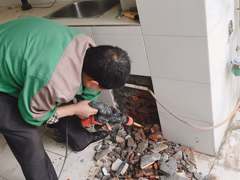 墻體局部打孔拆除：沖擊鉆或是電錘 沖擊鉆依靠旋轉(zhuǎn)和沖擊來(lái)工作。單一的沖擊是非常輕微的，但每分鐘 40000多次的沖擊頻率可產(chǎn)生連續(xù)的力。可用于天然的石頭或混凝土。 附有氣動(dòng)錘擊機(jī)構(gòu)的一種帶安全離合器的電動(dòng)式旋轉(zhuǎn)錘鉆。電錘是利用活塞運(yùn)動(dòng)，壓縮氣體沖擊鉆頭，不需要手使多大的力氣，可以在混凝土、磚、石頭等硬性材料上開6--100mm的孔。