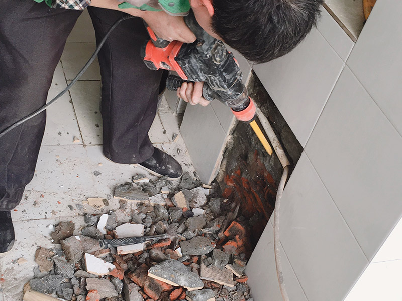 墻體局部打孔拆除：沖擊鉆或是電錘 沖擊鉆依靠旋轉(zhuǎn)和沖擊來(lái)工作。單一的沖擊是非常輕微的，但每分鐘 40000多次的沖擊頻率可產(chǎn)生連續(xù)的力?？捎糜谔烊坏氖^或混凝土。 附有氣動(dòng)錘擊機(jī)構(gòu)的一種帶安全離合器的電動(dòng)式旋轉(zhuǎn)錘鉆。電錘是利用活塞運(yùn)動(dòng)，壓縮氣體沖擊鉆頭，不需要手使多大的力氣，可以在混凝土、磚、石頭等硬性材料上開6--100mm的孔。