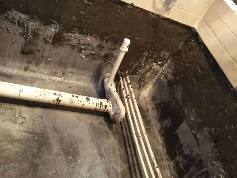 衛(wèi)生間防水：基層處理，基層墻面有空隙、裂縫、不平等缺陷的，用水泥砂漿修補抹平，然后進行防水層施工，將已攪拌好的防水涂料用毛刷均勻刷涂在已涂好底膠的基層表面上，厚度要均勻一致，防水施工完畢后，進行蓄水試驗，經過24小時以上無滲漏視為合格。