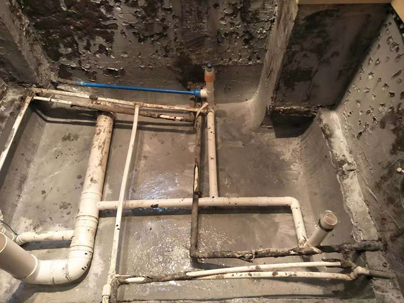 衛(wèi)生間防水：基層處理，基層墻面有空隙、裂縫、不平等缺陷的，用水泥砂漿修補抹平，然后進行防水層施工，將已攪拌好的防水涂料用毛刷均勻刷涂在已涂好底膠的基層表面上，厚度要均勻一致，防水施工完畢后，進行蓄水試驗，經過24小時以上無滲漏視為合格。