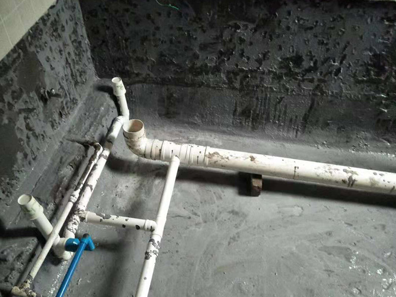 衛(wèi)生間防水：基層處理，基層墻面有空隙、裂縫、不平等缺陷的，用水泥砂漿修補抹平，然后進行防水層施工，將已攪拌好的防水涂料用毛刷均勻刷涂在已涂好底膠的基層表面上，厚度要均勻一致，防水施工完畢后，進行蓄水試驗，經過24小時以上無滲漏視為合格。