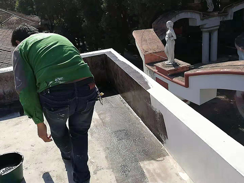 屋頂刷防水維修：1、清理基層，施工前要將基層表面的塵土和雜物清理干凈，然后用熱熔法改性瀝青卷材對防水層施工前在水落口、管根、陰陽角等細(xì)部先做好附加層。 2、鋪貼卷材，首先卷材的厚度要符合要求，將防水卷材裁剪成相應(yīng)的尺寸，用火焰噴槍加熱基層和卷材的交接處，趁卷材的材面剛剛?cè)刍瘯r將卷材向前滾鋪、粘貼。鋪貼平面與立面相連接的卷材應(yīng)由下向上進(jìn)行。 3、熱熔封邊，用噴槍將卷材搭接處加熱，讓其粘結(jié)牢固，然后涂刷第一遍防水涂料。防水施工前要先保證地面干凈、干燥，防水涂料要滿涂，確保無遺漏，與基層結(jié)合要牢固，無裂紋和氣泡等，防水涂料厚度要達(dá)到產(chǎn)品規(guī)定的要求。 4、待第一遍防水涂料完全干透之后再進(jìn)行第二遍防水涂刷，第一遍防水涂料沒有完全干透就進(jìn)行第二遍防水施工的話會使防水效果大打折扣。 5、鋪保護(hù)層，防水工作做完后，在表面鋪上保護(hù)層，是為了防止之后的施工把防水層破壞，保護(hù)層鋪貼要完全覆蓋防水層，做到無遺漏，與基層結(jié)合牢固無氣泡和脫落現(xiàn)象發(fā)生。 6、閉水試驗(yàn)，閉水試驗(yàn)時水的高度不能低于2cm，然后觀察24小時以上，看其有無滲漏的現(xiàn)象發(fā)生，如果沒有才算合格。