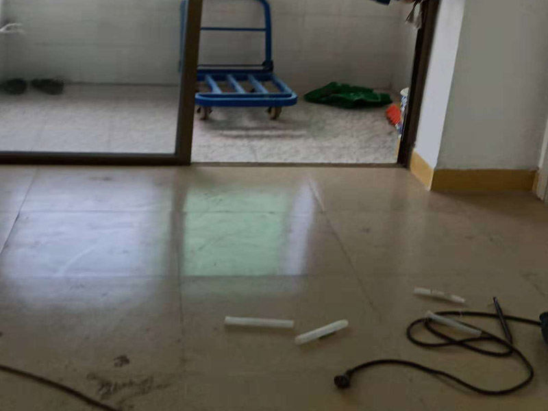 地磚拆除：拆除地面磚最容易的方法是,先想辦法撬開大門口的那塊地磚,因?yàn)槟菈K磚是有一邊露在外面的,比較容易撬開。再用扁的鑿子一片片的往里撬,如果水泥砂漿做得不是特別牢的話,可以用錘子把扁鑿敲進(jìn)地磚和水泥地面中間的縫隙里的,那樣就能把地磚整塊的撬起來。這樣的方法比用錘子從正面敲碎地磚要容易得多。如果順利的話,可能全部能夠撬起來。如果有一小部份撬不起來的。再用錘子敲碎就行了。