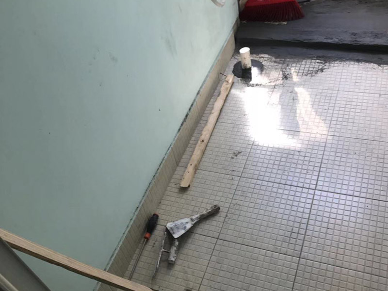 地漏維修：1.在進(jìn)行衛(wèi)生間地漏更換前，需要將所需材料和工具準(zhǔn)備好，例如水泥砂漿、螺絲刀、錘子、刮刀以及新的地漏等。還應(yīng)確認(rèn)好新的地漏是否和家中的舊地漏尺寸大小一致，常見的方形地漏尺寸為十厘米，也有一種十二厘米的圓狀地漏，下水管直徑一般都是5厘米。 2.使用螺絲刀將舊的地漏和四周瓷磚進(jìn)行慢慢翹起分開，再使用一字的螺絲刀將舊地漏周圍的水泥慢慢弄出來，然后使用錘子輕輕的敲擊地漏，讓它和水泥完全分離開來，再將地漏拿出。最后使用槽子將地漏安裝位置四周殘留的水泥清理干凈，做到無雜物，便于后期安裝。 3. 將地漏安裝位置清理完成后，就可以在地漏四周的壁面進(jìn)行耐水膩?zhàn)拥奶幚?，新地漏的背面也需要使用膩?zhàn)舆M(jìn)行涂抹處理，這樣做是為了讓地漏和地面更加粘結(jié)。但需要將多余的水泥砂漿鏟去，將地面的垃圾清理干凈。 4. 在進(jìn)行地漏安裝時(shí)，需要先將地漏的芯層取出來，以免施工造成水泥砂漿跑入，影響地漏使用。地漏安裝高度應(yīng)以地磚持平，不能高出地面，再在四周涂抹白水泥進(jìn)行密封，安裝好芯層和表蓋，自然晾干后，就可以使用地漏了。