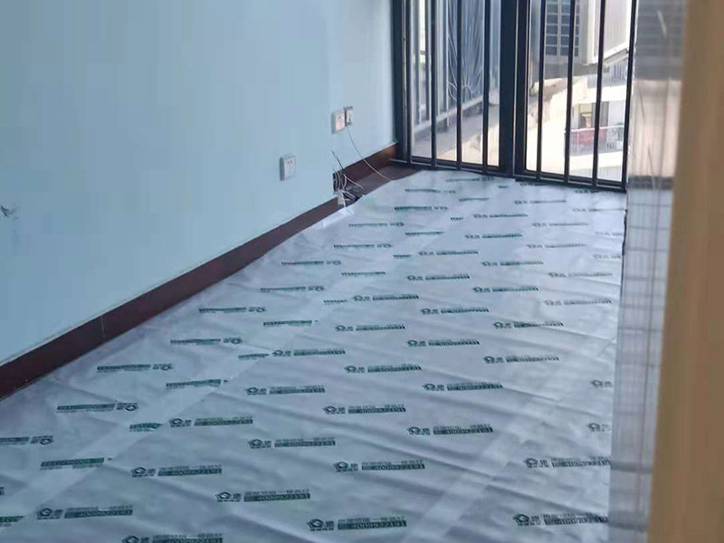 地面保護裝修：1、防護，就是針對被保護對象的特點采取各種防護的措施；2、包裹，就是將被保護物包裹起來，以防損傷或污染；3、覆蓋，就是用表面覆蓋的辦法防止堵塞或損傷；4、封閉，就是采取局部封閉的辦法進行保護；5、合理安排施工順序，主要是通過合理安排不同工作間的施工順序先后以防止后道工序損壞或污染已完施工的成品或生產(chǎn)設(shè)備。