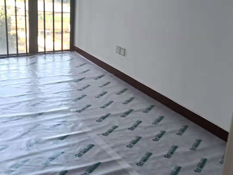 地面保護裝修：1、防護，就是針對被保護對象的特點采取各種防護的措施；2、包裹，就是將被保護物包裹起來，以防損傷或污染；3、覆蓋，就是用表面覆蓋的辦法防止堵塞或損傷；4、封閉，就是采取局部封閉的辦法進行保護；5、合理安排施工順序，主要是通過合理安排不同工作間的施工順序先后以防止后道工序損壞或污染已完施工的成品或生產(chǎn)設(shè)備。