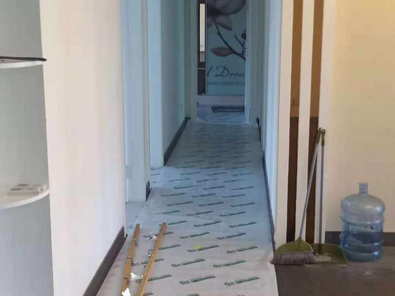 地面保護裝修：1、防護，就是針對被保護對象的特點采取各種防護的措施；2、包裹，就是將被保護物包裹起來，以防損傷或污染；3、覆蓋，就是用表面覆蓋的辦法防止堵塞或損傷；4、封閉，就是采取局部封閉的辦法進行保護；5、合理安排施工順序，主要是通過合理安排不同工作間的施工順序先后以防止后道工序損壞或污染已完施工的成品或生產(chǎn)設(shè)備。