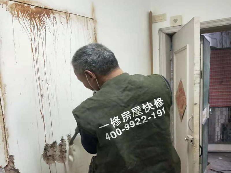 墻面開門洞：把砸去400mm高，寬2340mm的墻，全部用鋼筋混凝土澆筑。內(nèi)配上下各3根直徑12mm的帶肋鋼筋，箍筋直徑6mm，間距200mm，扎好鋼筋放上。支模，注意一側(cè)模板要支成◢形，高度為450，混凝土從該斜口倒入澆筑與斜口平，已高出了圈梁底50mm，即能使其與圈梁底充分咬合。拆模把多余部分鑿除。 應(yīng)在過梁部位先開洞做好過梁，再開門洞，每邊大于100mm，植2根10個(gè)鋼筋交門邊柱作為門垛。鋼筋混凝土過梁在普通磚墻上擱置長(zhǎng)度應(yīng)不小于24cm,也就是一磚的厚度，而實(shí)際上門口是38墻，所以過梁一般是38cm； 門洞墻體高建議敲頂部梁面鑿洞再皮皮敲兩邊敲凹凸?fàn)畈孔隽涸倨鲋鎵w直接底洞容易整版墻敲壞松玩且能塌肯定玩洞直接鉆洞。