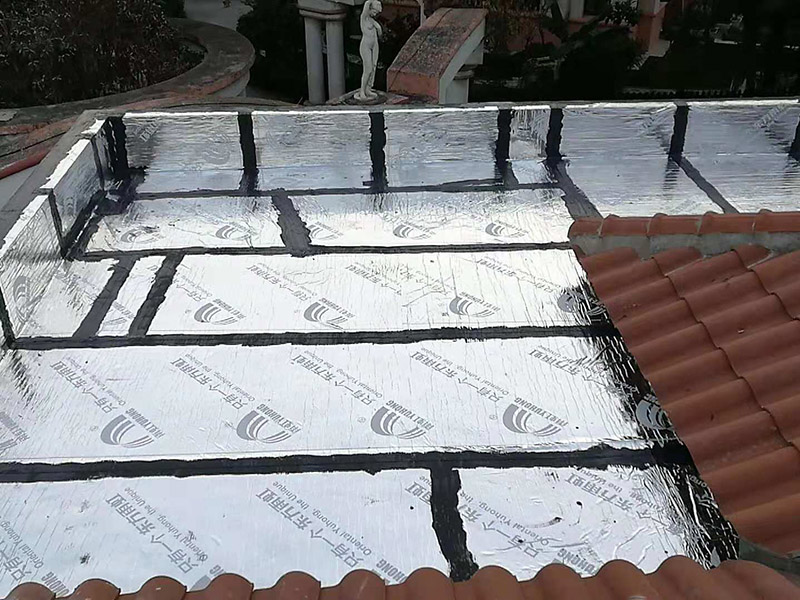 屋頂做防水：1、清理基層，施工前要將基層表面的塵土和雜物清理干凈，然后用熱熔法改性瀝青卷材對防水層施工前在水落口、管根、陰陽角等細(xì)部先做好附加層。 2、鋪貼卷材，首先卷材的厚度要符合要求，將防水卷材裁剪成相應(yīng)的尺寸，用火焰噴槍加熱基層和卷材的交接處，趁卷材的材面剛剛?cè)刍瘯r將卷材向前滾鋪、粘貼。鋪貼平面與立面相連接的卷材應(yīng)由下向上進(jìn)行。 3、熱熔封邊，用噴槍將卷材搭接處加熱，讓其粘結(jié)牢固，然后涂刷第一遍防水涂料。防水施工前要先保證地面干凈、干燥，防水涂料要滿涂，確保無遺漏，與基層結(jié)合要牢固，無裂紋和氣泡等，防水涂料厚度要達(dá)到產(chǎn)品規(guī)定的要求。 4、待第一遍防水涂料完全干透之后再進(jìn)行第二遍防水涂刷，第一遍防水涂料沒有完全干透就進(jìn)行第二遍防水施工的話會使防水效果大打折扣。 5、鋪保護層，防水工作做完后，在表面鋪上保護層，是為了防止之后的施工把防水層破壞，保護層鋪貼要完全覆蓋防水層，做到無遺漏，與基層結(jié)合牢固無氣泡和脫落現(xiàn)象發(fā)生。 6、閉水試驗，閉水試驗時水的高度不能低于2cm，然后觀察24小時以上，看其有無滲漏的現(xiàn)象發(fā)生，如果沒有才算合格。