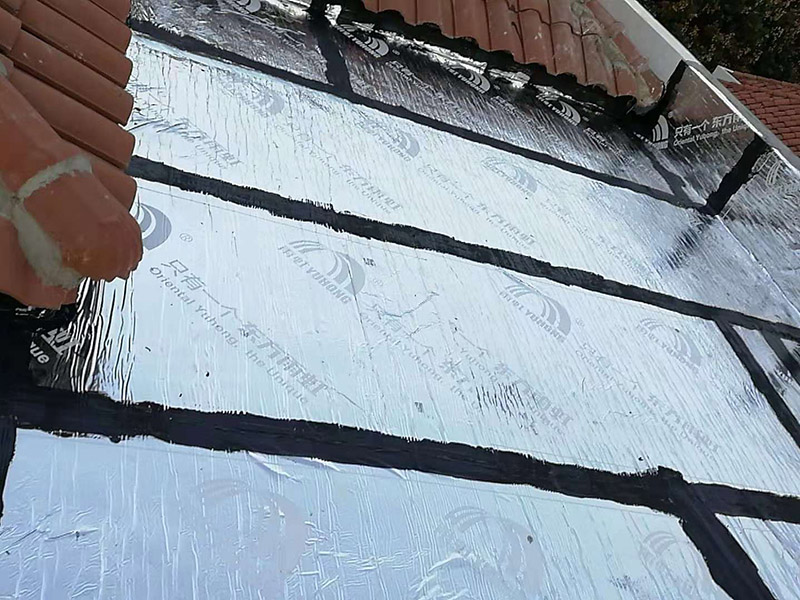 屋頂做防水：1、清理基層，施工前要將基層表面的塵土和雜物清理干凈，然后用熱熔法改性瀝青卷材對防水層施工前在水落口、管根、陰陽角等細(xì)部先做好附加層。 2、鋪貼卷材，首先卷材的厚度要符合要求，將防水卷材裁剪成相應(yīng)的尺寸，用火焰噴槍加熱基層和卷材的交接處，趁卷材的材面剛剛?cè)刍瘯r將卷材向前滾鋪、粘貼。鋪貼平面與立面相連接的卷材應(yīng)由下向上進(jìn)行。 3、熱熔封邊，用噴槍將卷材搭接處加熱，讓其粘結(jié)牢固，然后涂刷第一遍防水涂料。防水施工前要先保證地面干凈、干燥，防水涂料要滿涂，確保無遺漏，與基層結(jié)合要牢固，無裂紋和氣泡等，防水涂料厚度要達(dá)到產(chǎn)品規(guī)定的要求。 4、待第一遍防水涂料完全干透之后再進(jìn)行第二遍防水涂刷，第一遍防水涂料沒有完全干透就進(jìn)行第二遍防水施工的話會使防水效果大打折扣。 5、鋪保護層，防水工作做完后，在表面鋪上保護層，是為了防止之后的施工把防水層破壞，保護層鋪貼要完全覆蓋防水層，做到無遺漏，與基層結(jié)合牢固無氣泡和脫落現(xiàn)象發(fā)生。 6、閉水試驗，閉水試驗時水的高度不能低于2cm，然后觀察24小時以上，看其有無滲漏的現(xiàn)象發(fā)生，如果沒有才算合格。