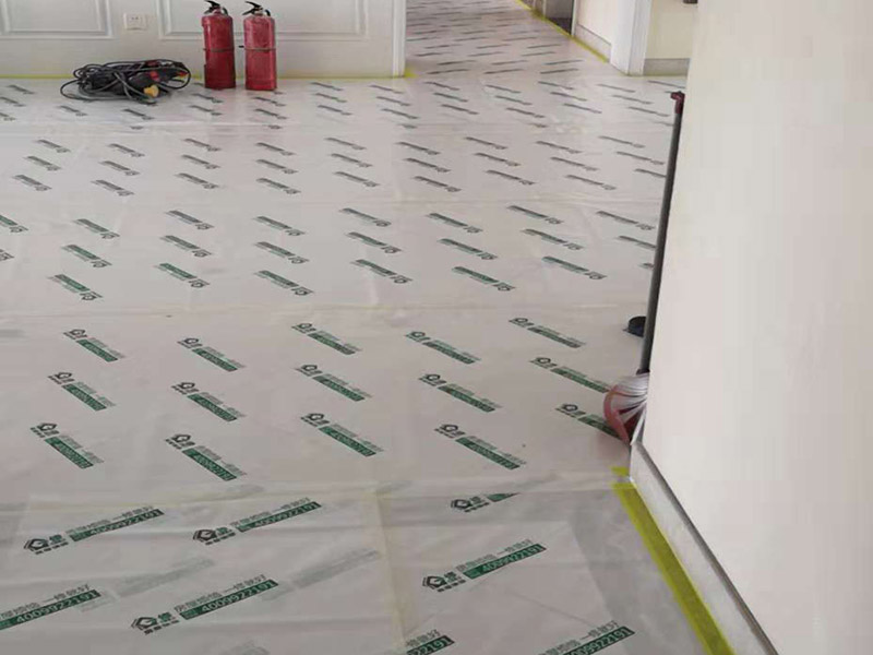 整體裝修翻新：首先要準(zhǔn)備工具裝修前，明確裝修過程涉及的面積。測量的內(nèi)容主要包括：明確裝修過程涉及的面積。特別是貼磚面積、墻面漆面積、壁紙面積、地板面積；明確主要墻面尺寸。特別是以后需要設(shè)計擺放家具的墻面尺寸。然后主體拆改是最先上的一個項目，主要包括拆墻、砌墻、鏟墻皮、拆暖氣、換塑鋼窗等等。拆改完的垃圾，要及時清理出去，保證室內(nèi)的清潔，也是為了方便施工。水電改造前，櫥柜設(shè)計師應(yīng)上門進(jìn)行第一次測量，幫你確定好電源、水路的改造方案。熱水器，也最好派人來根據(jù)你所確定的型號，設(shè)計好電源、接口的位置。