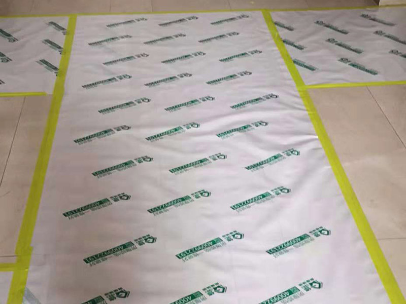 整體裝修翻新：首先要準(zhǔn)備工具裝修前，明確裝修過程涉及的面積。測量的內(nèi)容主要包括：明確裝修過程涉及的面積。特別是貼磚面積、墻面漆面積、壁紙面積、地板面積；明確主要墻面尺寸。特別是以后需要設(shè)計擺放家具的墻面尺寸。然后主體拆改是最先上的一個項目，主要包括拆墻、砌墻、鏟墻皮、拆暖氣、換塑鋼窗等等。拆改完的垃圾，要及時清理出去，保證室內(nèi)的清潔，也是為了方便施工。水電改造前，櫥柜設(shè)計師應(yīng)上門進(jìn)行第一次測量，幫你確定好電源、水路的改造方案。熱水器，也最好派人來根據(jù)你所確定的型號，設(shè)計好電源、接口的位置。