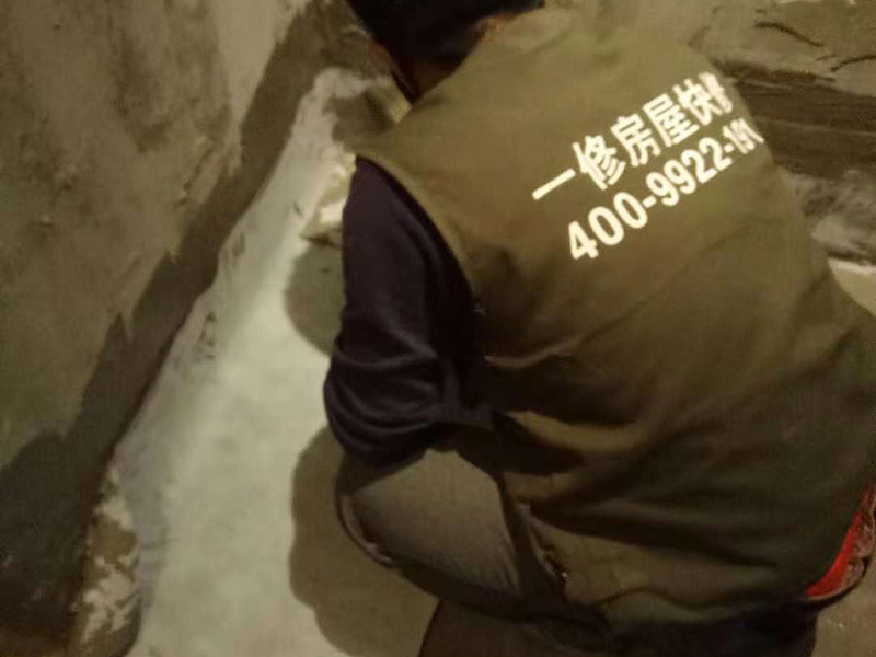 衛(wèi)生間做防水卷材：施工前要確保地面的干爽防水涂料要涂滿(mǎn)，沒(méi)有任何遺漏與基層結(jié)合要牢固、沒(méi)有裂紋、無(wú)氣泡、無(wú)脫落的現(xiàn)象涂刷的高度是一致的，厚度要達(dá)到產(chǎn)品規(guī)定的要求，要注意的是要等待第1遍涂料，干透后才可以進(jìn)行第2遍涂料的粉刷，具體的時(shí)間要看產(chǎn)品特性來(lái)確定的。