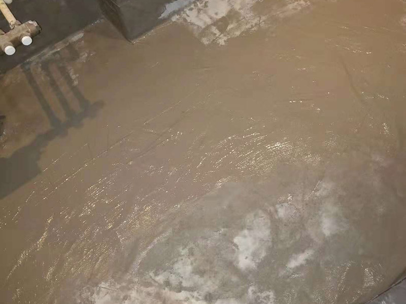 衛(wèi)生間做防水卷材：施工前要確保地面的干爽防水涂料要涂滿(mǎn)，沒(méi)有任何遺漏與基層結(jié)合要牢固、沒(méi)有裂紋、無(wú)氣泡、無(wú)脫落的現(xiàn)象涂刷的高度是一致的，厚度要達(dá)到產(chǎn)品規(guī)定的要求，要注意的是要等待第1遍涂料，干透后才可以進(jìn)行第2遍涂料的粉刷，具體的時(shí)間要看產(chǎn)品特性來(lái)確定的。