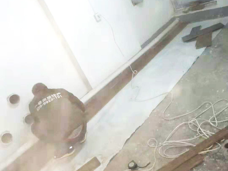 地板重新鋪貼：1. 鋪設(shè)前必須清除毛地板下空間內(nèi)的刨花等雜物。 2.毛地板鋪設(shè)時(shí)，應(yīng)與格柵成30&deg;或45&deg;斜向釘牢，并使其髓心向上，板間的縫隙不大于3㎜，與墻之間留有8~12㎜空隙，表面應(yīng)刨平。 空鋪式木格柵（其間無真料）的兩端應(yīng)墊實(shí)釘牢。當(dāng)采用地壟墻、墩時(shí)，應(yīng)與格柵固定牢固。木格柵與墻間應(yīng)留出游小于30㎜ 的縫隙。 實(shí)鋪式木格柵（其實(shí)有填料）的截面尺寸、間距及穩(wěn)固方法等均應(yīng)按設(shè)計(jì)要求鋪設(shè)。木格柵作防腐處理。 踢腳板用釘與墻內(nèi)防腐木磚釘牢，釘帽砸扁沖入板內(nèi)。踢腳板要求與墻緊貼，上口平直。踢腳板接縫處應(yīng)作企口或錯(cuò)口相接，在90&deg;轉(zhuǎn)達(dá)角處應(yīng)作45&deg;斜角相接。踢腳板與木地板面層交接處釘設(shè)木壓條。