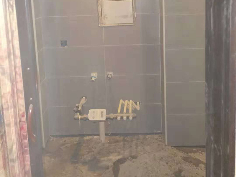 公寓地磚安裝維修：首先將選購好的瓷磚清潔干凈，并在水中浸泡2個小時以上，瓷磚的浸泡是為了能讓瓷磚充分的吸收水分，避免在鋪貼完成之后吸取材料中的水分，而影響瓷磚與地面的粘貼度，造成起空鼓、脫落等現(xiàn)象，開始鋪貼瓷磚之前需要從水中取出并將便面的水分擦去，以便鋪貼。然后在開始瓷磚進行鋪貼之前，需先在墻面上吊垂線，吊垂線是用來確定瓷磚與墻面的尺寸，再設置水平線，這樣能夠保證瓷磚鋪貼過程中保持橫平豎直的平整度。接著在瓷磚鋪貼過程中需要以水平線為準繩，設置木板將瓷磚支撐住，這樣是為了防止瓷磚在達到一定的粘著強度之前出現(xiàn)位移或下墜的現(xiàn)象。 通常地磚的鋪貼都是由門窗邊或者陽臺開始的，保證從上到下，由左及右的順序行進，先用水潤曾找平層，再用鏟子將水泥抹在瓷磚的背面，再將瓷磚貼在地面，再用橡膠錘輕輕敲擊瓷磚，使水泥充滿墻面與瓷磚之間的空隙，粘貼時要注意所使用的粘貼材料不能太稠，也不能太稀，太稠的話不容易攤開，太稀的話又不容易粘牢。