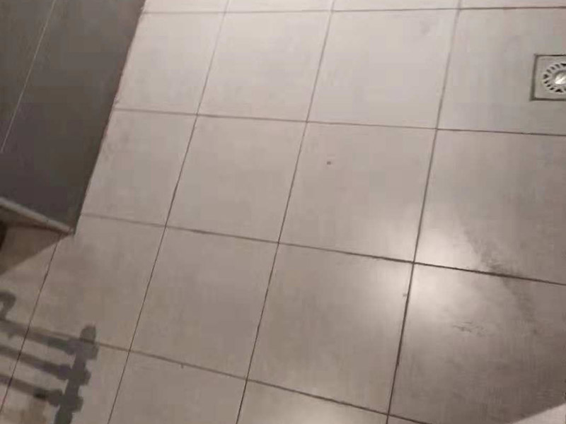 公寓地磚安裝維修：首先將選購好的瓷磚清潔干凈，并在水中浸泡2個小時以上，瓷磚的浸泡是為了能讓瓷磚充分的吸收水分，避免在鋪貼完成之后吸取材料中的水分，而影響瓷磚與地面的粘貼度，造成起空鼓、脫落等現(xiàn)象，開始鋪貼瓷磚之前需要從水中取出并將便面的水分擦去，以便鋪貼。然后在開始瓷磚進行鋪貼之前，需先在墻面上吊垂線，吊垂線是用來確定瓷磚與墻面的尺寸，再設置水平線，這樣能夠保證瓷磚鋪貼過程中保持橫平豎直的平整度。接著在瓷磚鋪貼過程中需要以水平線為準繩，設置木板將瓷磚支撐住，這樣是為了防止瓷磚在達到一定的粘著強度之前出現(xiàn)位移或下墜的現(xiàn)象。 通常地磚的鋪貼都是由門窗邊或者陽臺開始的，保證從上到下，由左及右的順序行進，先用水潤曾找平層，再用鏟子將水泥抹在瓷磚的背面，再將瓷磚貼在地面，再用橡膠錘輕輕敲擊瓷磚，使水泥充滿墻面與瓷磚之間的空隙，粘貼時要注意所使用的粘貼材料不能太稠，也不能太稀，太稠的話不容易攤開，太稀的話又不容易粘牢。