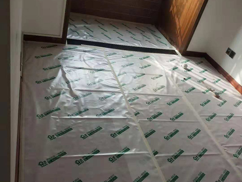 整體家具拆除維修：衣柜：首先，將部分比較簡單直觀的部件進行組裝，比如層板、柜門等。然后進行柜類的安裝，應遵循從上到下，由里及外的順序，將整體的框架安裝固定好，再進行局部的組裝。最后在進部件組裝的過程中，記得用螺絲將銜接處進行固定。 床: 1、一般，床類家具是安裝內架、床杠、床屏以及床尾的順序依次組裝的。 2、了解了床的安裝順序，就可以進行組裝了。首先將升降腳釘進行安裝，接著是床母。 3、其次，在床的排骨架上也需要安裝升降腳。