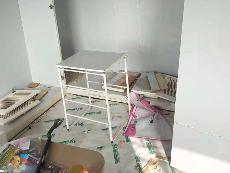 整體家具拆除維修：衣柜：首先，將部分比較簡單直觀的部件進行組裝，比如層板、柜門等。然后進行柜類的安裝，應遵循從上到下，由里及外的順序，將整體的框架安裝固定好，再進行局部的組裝。最后在進部件組裝的過程中，記得用螺絲將銜接處進行固定。 床: 1、一般，床類家具是安裝內架、床杠、床屏以及床尾的順序依次組裝的。 2、了解了床的安裝順序，就可以進行組裝了。首先將升降腳釘進行安裝，接著是床母。 3、其次，在床的排骨架上也需要安裝升降腳。