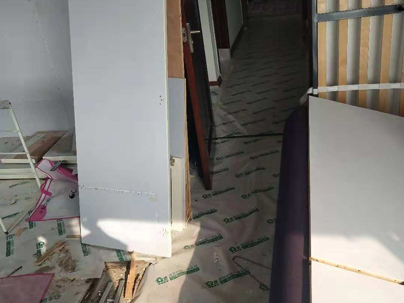 整體家具拆除維修：衣柜：首先，將部分比較簡單直觀的部件進行組裝，比如層板、柜門等。然后進行柜類的安裝，應遵循從上到下，由里及外的順序，將整體的框架安裝固定好，再進行局部的組裝。最后在進部件組裝的過程中，記得用螺絲將銜接處進行固定。 床: 1、一般，床類家具是安裝內架、床杠、床屏以及床尾的順序依次組裝的。 2、了解了床的安裝順序，就可以進行組裝了。首先將升降腳釘進行安裝，接著是床母。 3、其次，在床的排骨架上也需要安裝升降腳。