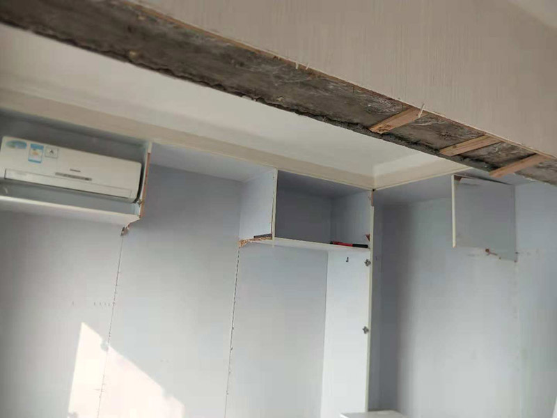 整體家具拆除維修：衣柜：首先，將部分比較簡單直觀的部件進行組裝，比如層板、柜門等。然后進行柜類的安裝，應遵循從上到下，由里及外的順序，將整體的框架安裝固定好，再進行局部的組裝。最后在進部件組裝的過程中，記得用螺絲將銜接處進行固定。 床: 1、一般，床類家具是安裝內架、床杠、床屏以及床尾的順序依次組裝的。 2、了解了床的安裝順序，就可以進行組裝了。首先將升降腳釘進行安裝，接著是床母。 3、其次，在床的排骨架上也需要安裝升降腳。