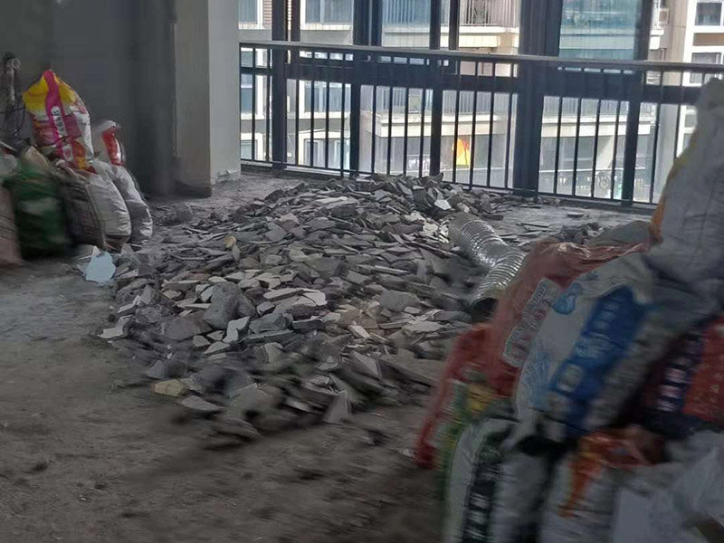 整體裝修拆除：主體拆改就是先改變空間格局框架，然后在搭建好的框架上做水電、吊頂?shù)软?xiàng)目。主要內(nèi)容包括拆墻、砌墻、鏟墻皮、拆暖氣、換塑鋼窗等等。如果是二手房進(jìn)行主體拆改，那么還要做水電改造，空調(diào)移機(jī)之類的步驟，方便后期墻面涂刷。 1、設(shè)計(jì)圖紙。在進(jìn)行拆改之前先要設(shè)計(jì)好圖紙，根據(jù)業(yè)主的需求，將空間重新劃分。若是沒有圖紙的指導(dǎo)就直接拆改，萬一拆改錯(cuò)了，那么就是費(fèi)工又廢料。 2、原主體材料的留去。原有的裝修材料能用的就留下來，例如墻面處理時(shí)原來的膩?zhàn)邮欠浪佔(zhàn)?，就不用鏟了。 3、墻體拆改。按照裝修圖紙的指示進(jìn)行拆墻、砌新墻。 4、地面拆改要拆掉地皮，墻面裝修要拆掉暖氣，門窗也要更換。 5、清理垃圾。拆除工程會(huì)產(chǎn)生大量的垃圾，如不及時(shí)清理會(huì)耽誤拆除進(jìn)程。