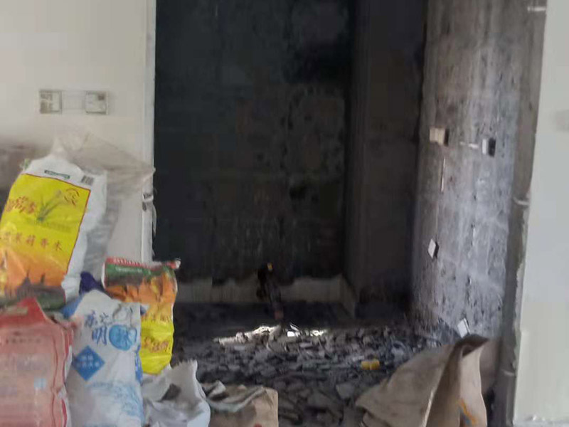 整體裝修拆除：主體拆改就是先改變空間格局框架，然后在搭建好的框架上做水電、吊頂?shù)软?xiàng)目。主要內(nèi)容包括拆墻、砌墻、鏟墻皮、拆暖氣、換塑鋼窗等等。如果是二手房進(jìn)行主體拆改，那么還要做水電改造，空調(diào)移機(jī)之類的步驟，方便后期墻面涂刷。 1、設(shè)計(jì)圖紙。在進(jìn)行拆改之前先要設(shè)計(jì)好圖紙，根據(jù)業(yè)主的需求，將空間重新劃分。若是沒有圖紙的指導(dǎo)就直接拆改，萬一拆改錯(cuò)了，那么就是費(fèi)工又廢料。 2、原主體材料的留去。原有的裝修材料能用的就留下來，例如墻面處理時(shí)原來的膩?zhàn)邮欠浪佔(zhàn)?，就不用鏟了。 3、墻體拆改。按照裝修圖紙的指示進(jìn)行拆墻、砌新墻。 4、地面拆改要拆掉地皮，墻面裝修要拆掉暖氣，門窗也要更換。 5、清理垃圾。拆除工程會(huì)產(chǎn)生大量的垃圾，如不及時(shí)清理會(huì)耽誤拆除進(jìn)程。